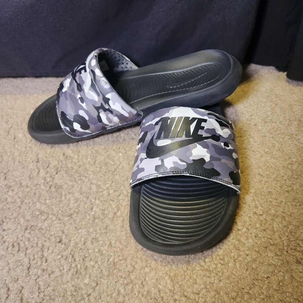 Nike Victori white greya and black camo slides